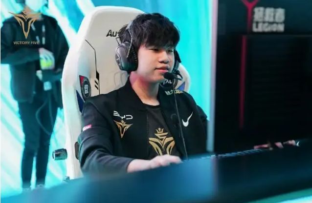 他在本届比 他在本届比